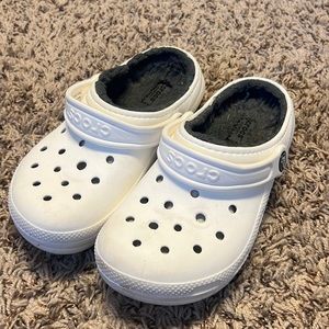 EUC KIDS SHERPA LINED WHITE CROCS SIZE 2 BIG KIDS